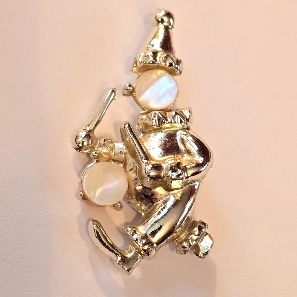 Vintage Gold Tone & Mother Of Pearl Circus Figural Clown Drum Brooch Pin